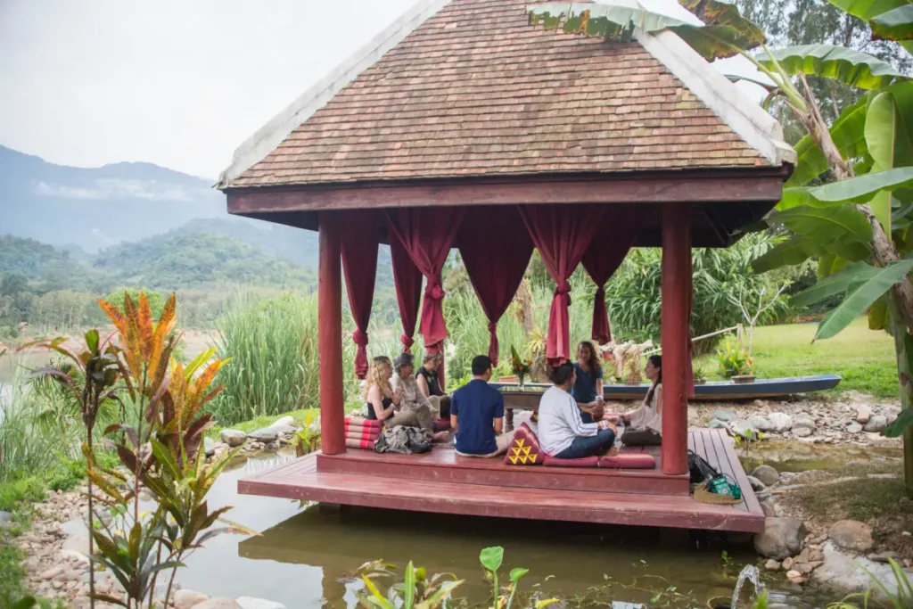 Nuestro grupo del 2018 meditando en Laos. Camila Jurado Photography ©